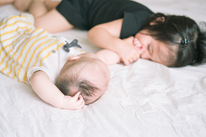 新生儿有的头发浓密有的稀疏,新生儿头发一块浓密一块儿稀疏