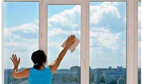 如何清除双层玻璃中间的水汽,双层玻璃屋里面有水汽正常吗