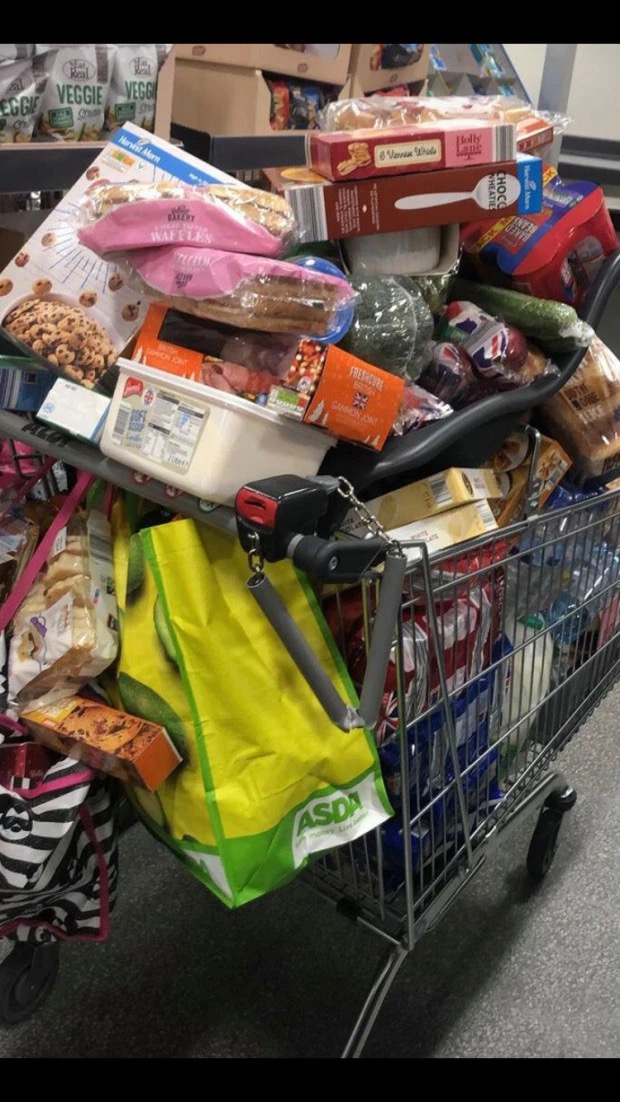 31岁英国妈妈爱囤货，1个月不出门也够吃用，单湿巾买了四千多包