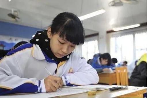 班主任直言：“数学好”的女生，大多有3种特质，学渣装不出来