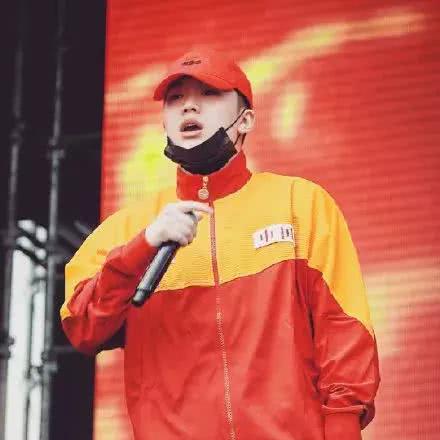 PGone素颜现身全面复出，人气火爆胜当年，经历风雨后变暖男