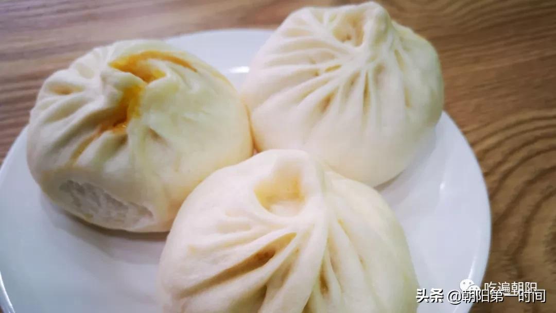 朝阳这家小店，鸡汁包子一绝，一戳一股汤！粥还随便喝？