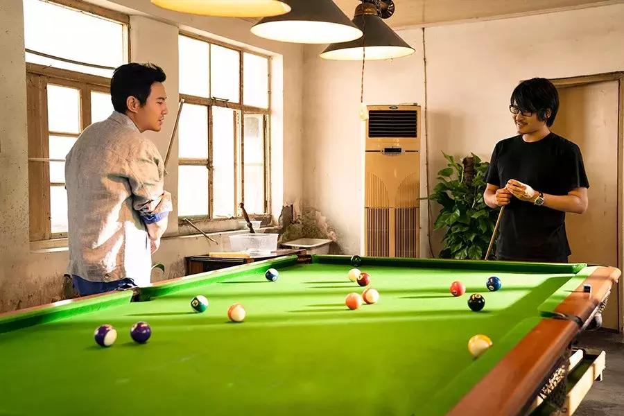 一个人的成熟是从眼神变化开始的,一个人成熟的标志是学会了克制