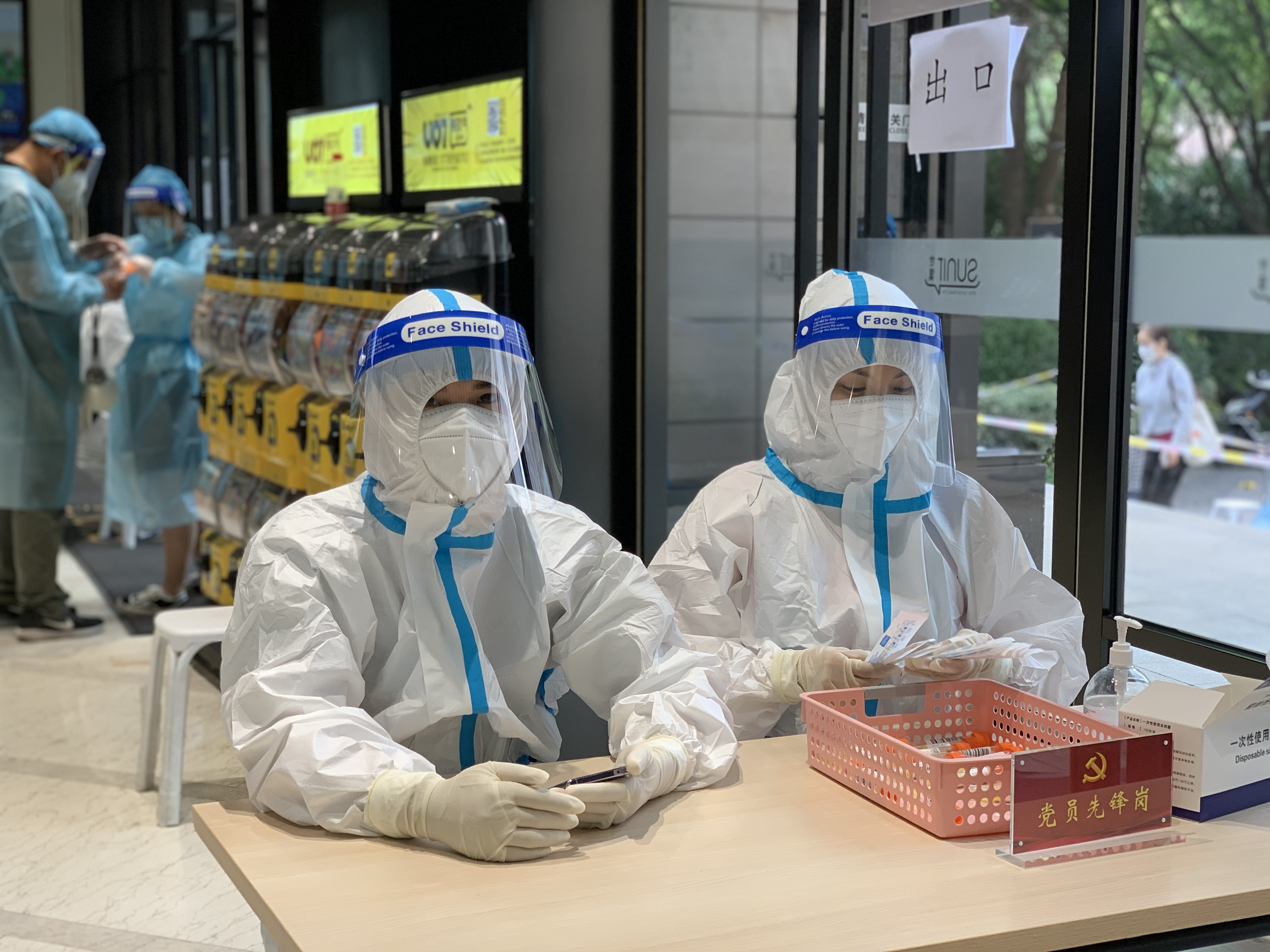 区街新闻|70多幅照片记录世茂滨江社区辖内志愿者,南京感谢你们