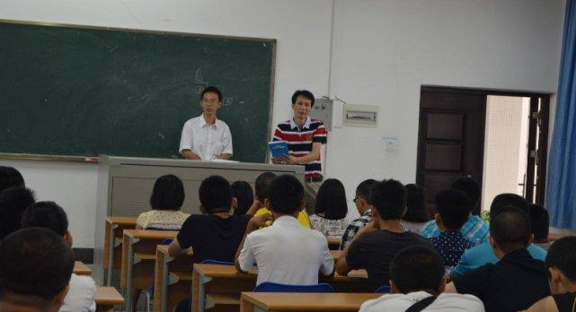 大学新生的自我介绍该怎么讲,大一新生自我介绍要避开哪些雷区