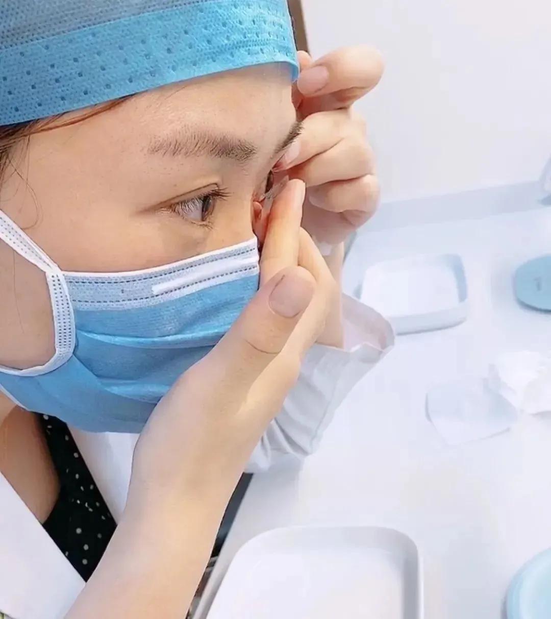 眼科医生隐形眼镜怎么摘取,隐形眼镜怎么摘新手