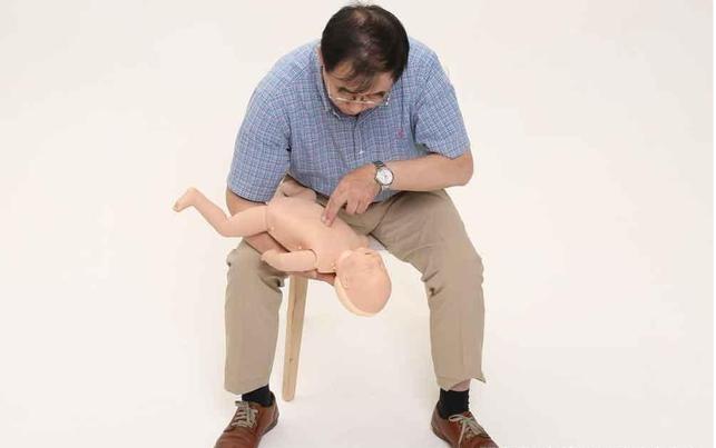 宝宝卡喉咙自救,婴儿卡到喉咙的急救方法