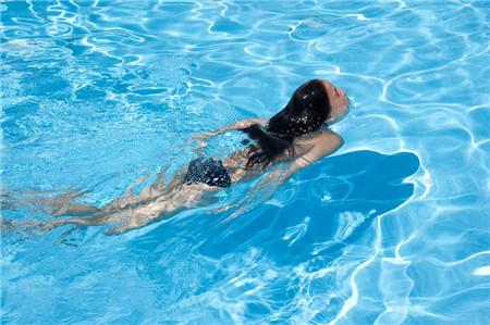 游泳运动员生理期肚子痛难忍,游泳运动员生理期怎么办