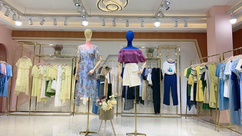 新手摆地摊做服装生意如何入门,摆摊卖衣服一天收入几千