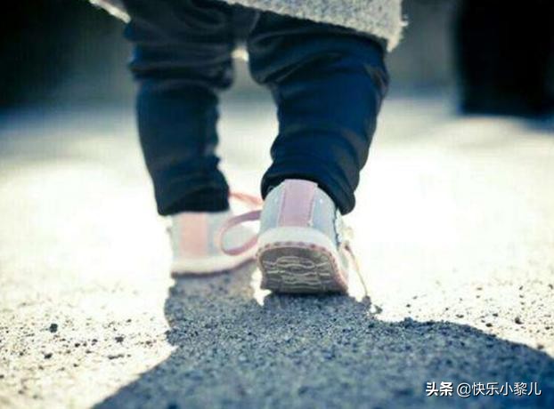 4岁宝宝的脚趾头有弯曲变形,4岁宝宝脚变形图片