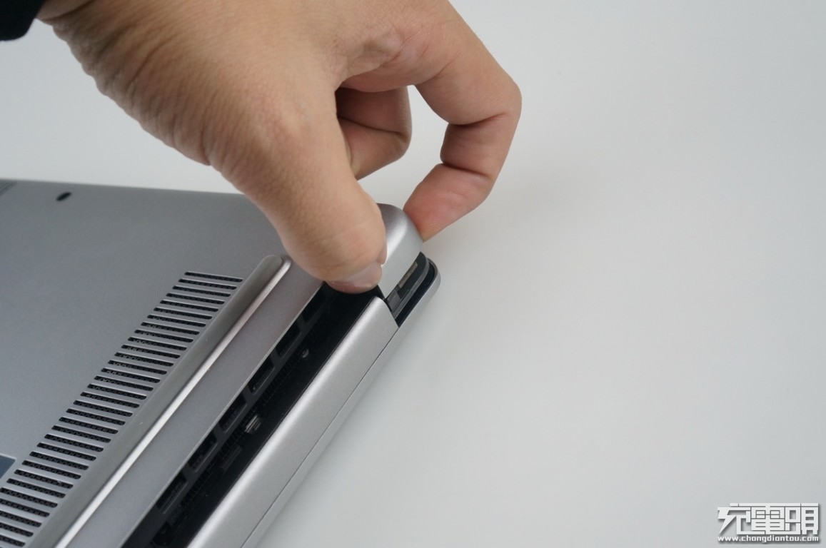 戴尔燃7000电脑换电池教程,戴尔燃7000换电池教程