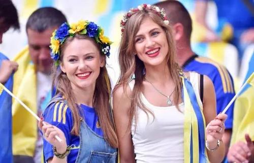 球场上那些漂亮的女球迷,冬日暖阳美景美女