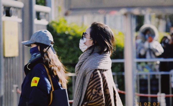 gucci穿搭倪妮,gucci倪妮粉色大衣