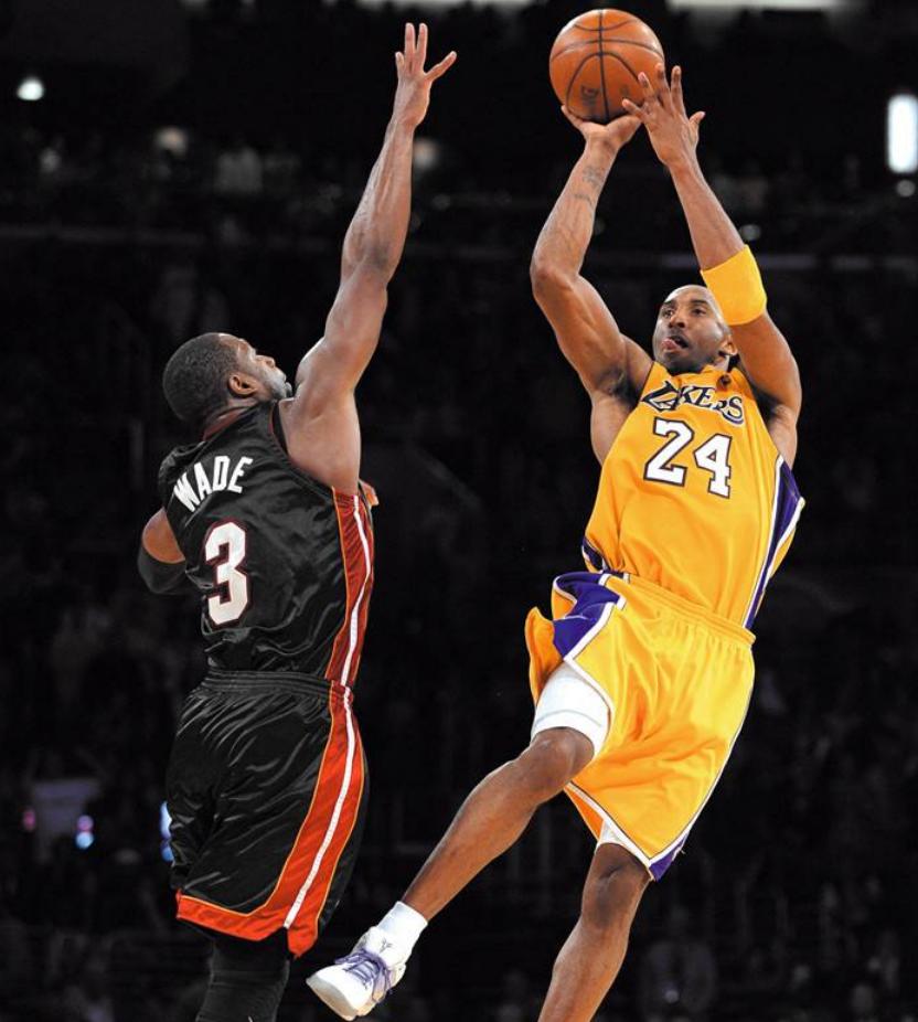 科比投篮被打手,科比投篮被打了一下还投进了