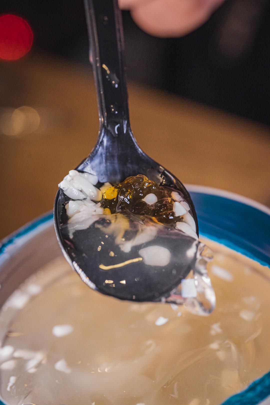 就这家连门都没有的2㎡小店,居然能在上海红17年?