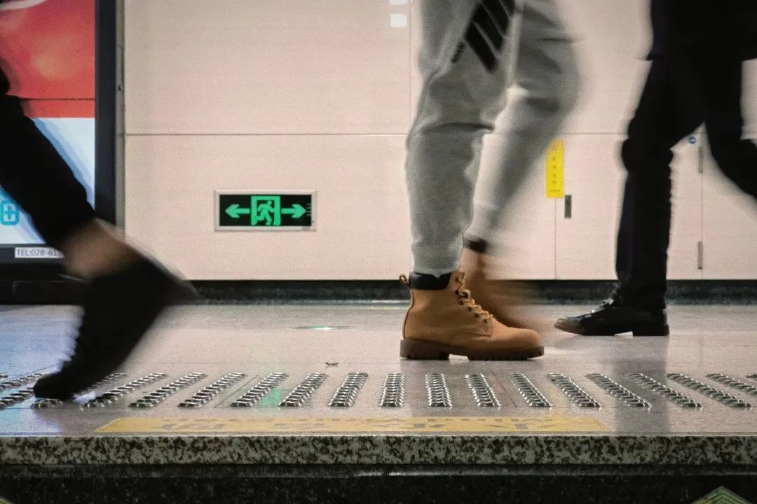 每个人的衣橱里都有一条灰色卫裤,每个人是不是都有一条灰色卫裤