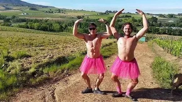 穿着15年的蓬蓬裙的中年男人,粉色蓬蓬裙穿了14年