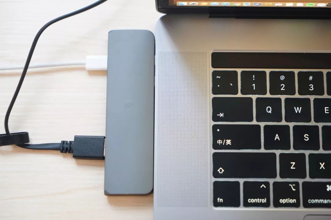 笔记本背光灯不亮维修,一个小配件多少钱