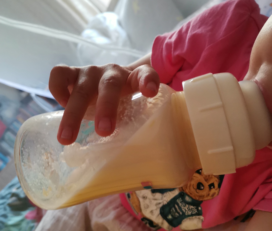 宝宝胀气与奶瓶有关系吗,奶瓶喂养姿势不对会引起肠胀气吗