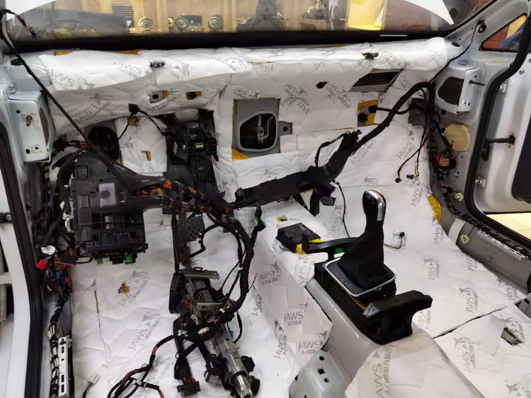 2023款大众高尔夫隔音效果测试,大白鲨隔音高尔夫r