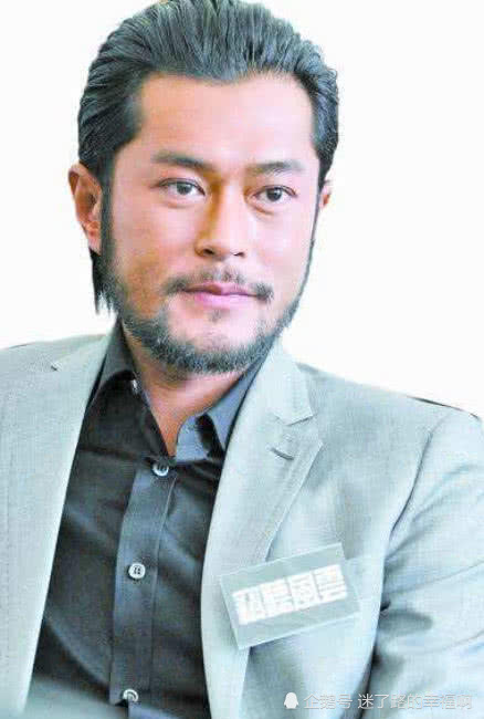 留了胡子反而更帅的男星,刮掉胡子帅到爆的男星