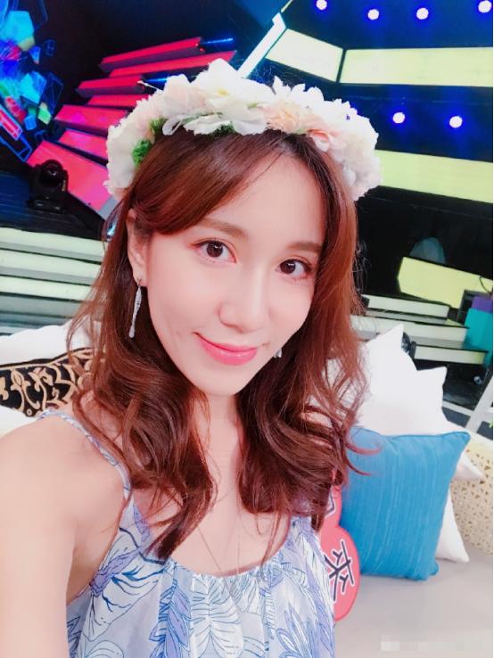 黑涩会美眉小薰人品,黑涩会美眉小薰像谁