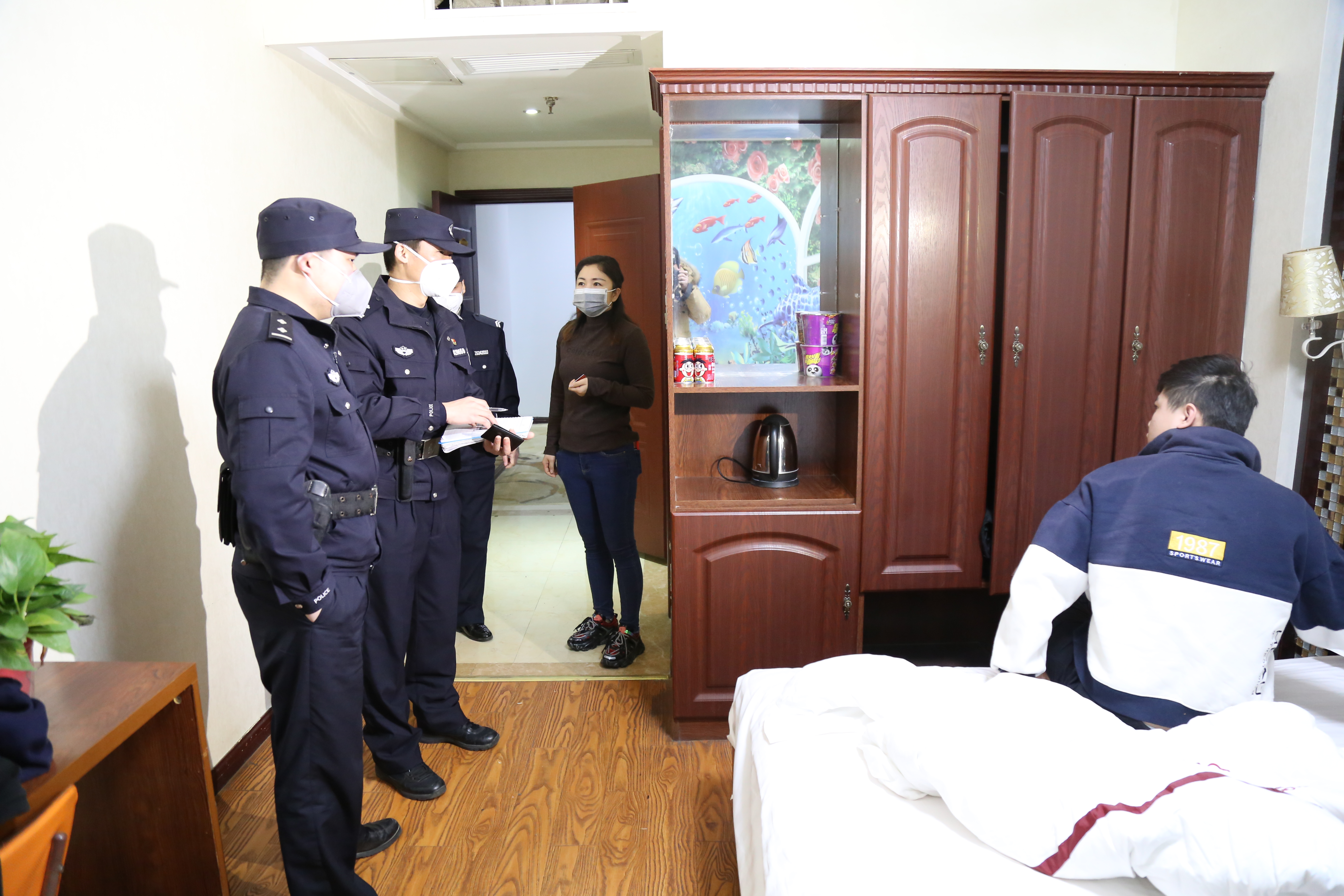 疫情防控公安民警始终冲锋在一线,坚持打赢防疫战