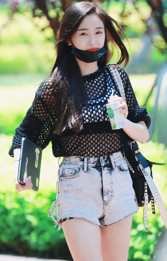 吴宣仪米色渔网裙写真,吴宣仪海边吊带连衣裙