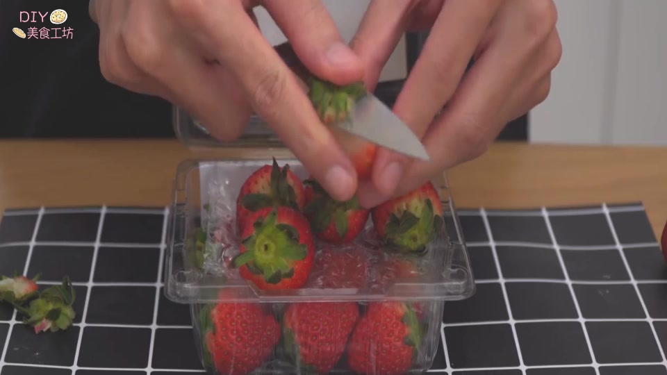 干草莓巧克力怎么做,草莓巧克力零食