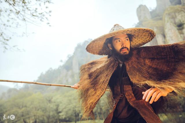 小说：单臂少年勇擒匪首，靠着缴获的秘籍练成神功，自此称霸武林