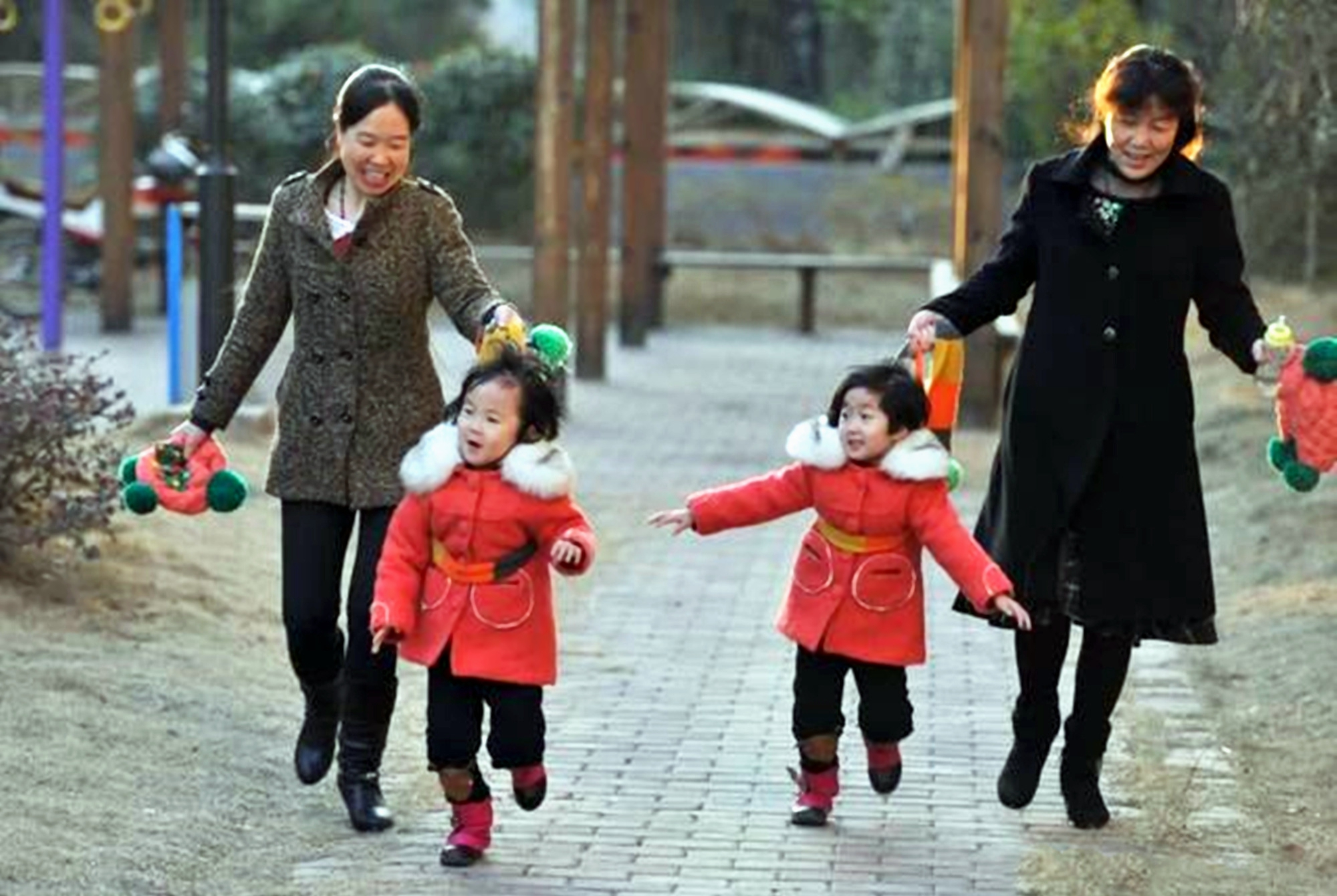 60岁老太生下双胞胎如今现状如何,60岁大妈冒死生下了双胞胎女儿