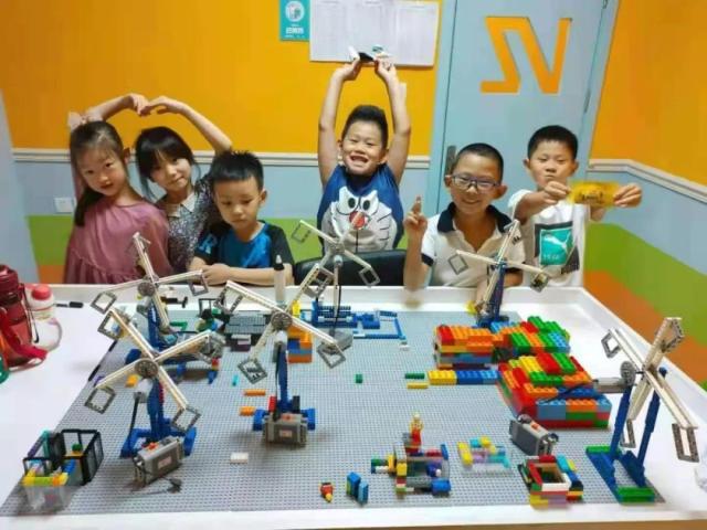 快乐的“黄金周”，寂寞的“课桌椅”——直击“双减”后的国庆假期