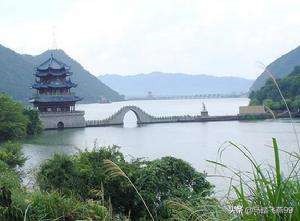 天下梅花两朵半的典故,天下梅花两朵半下句