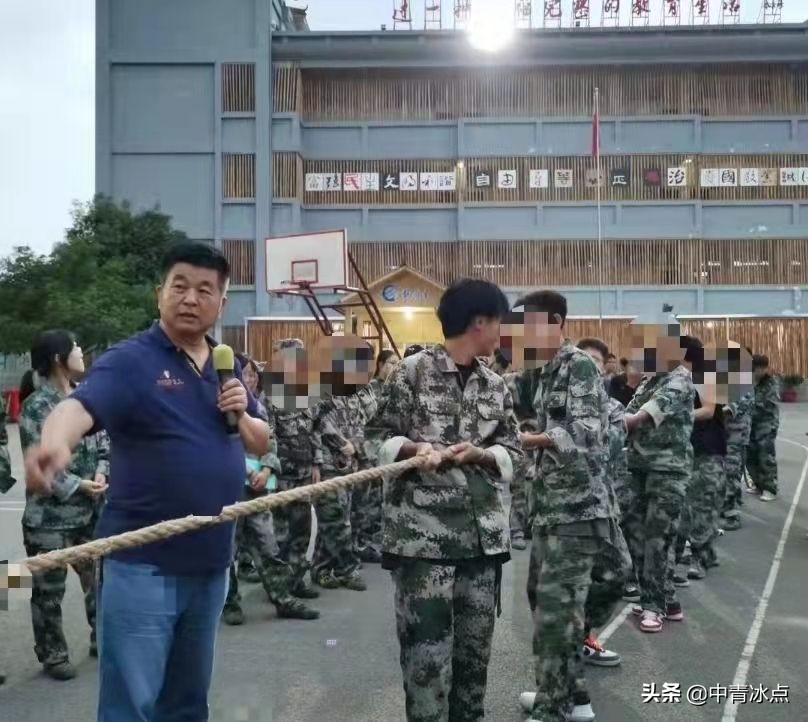 10年来这所中学接收了2000多“问题学生”,有的割腕有的要当乞丐,校长说,把孩子养亲了,教育才可能发生