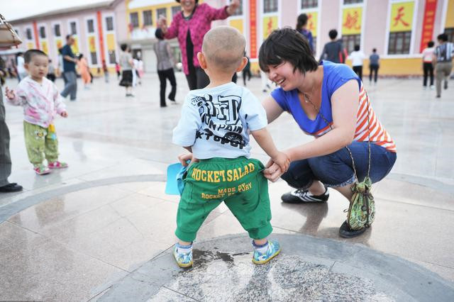 孩子不坐马桶怎么办,孩子不肯坐马桶要打吗