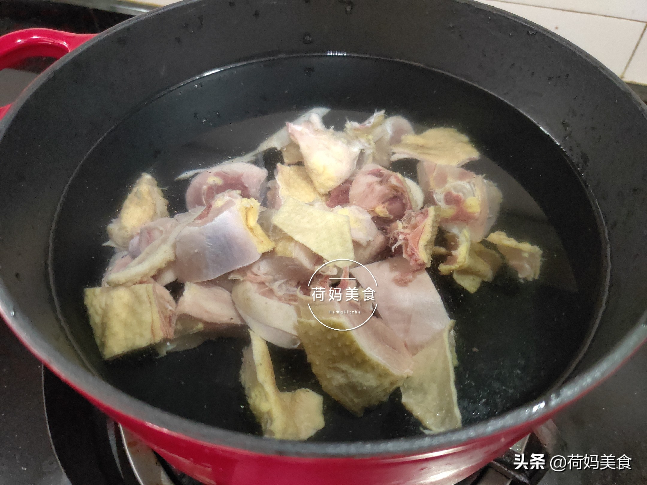 立秋亲手炖老母鸡汤给儿子喝,秋天来一碗松茸鸡汤