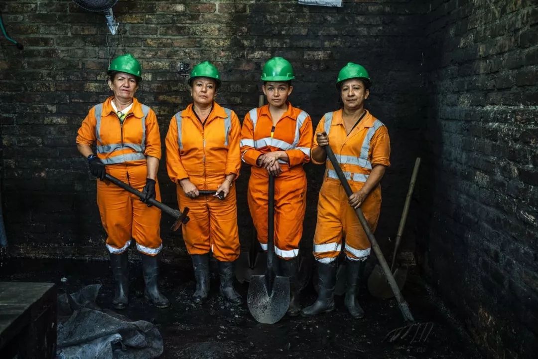 月薪2500，记录哥伦比亚祖母绿矿区女矿工的艰辛生活