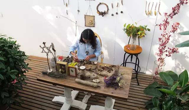 她31岁放弃北漂,回归自然,用枯枝败叶,打造了一个梦幻森林