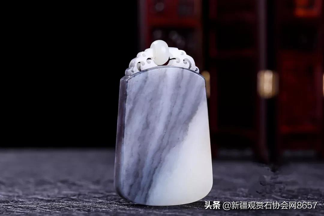 青花墨玉的意境美,青花玉有荧光点