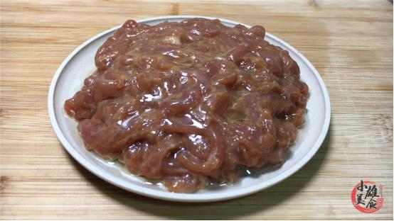 炒肉丝时，肉丝嫩不嫩关键在腌制！大厨教你肉丝腌制的正确步骤