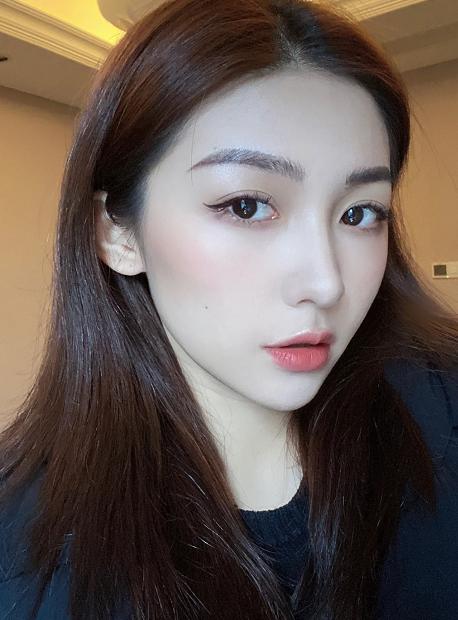 适合春夏的大牌口红经典色号,雅诗兰黛伊丽莎白口红569试色