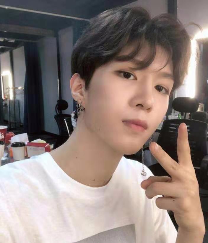 乐华七子见面会范丞丞哭的视频,九牧王范丞丞与乐华解约了吗