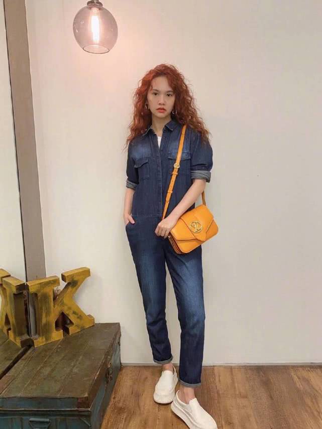 36岁杨丞琳童颜依旧！一身牛仔连体裤配泡面大波浪，减龄感十足