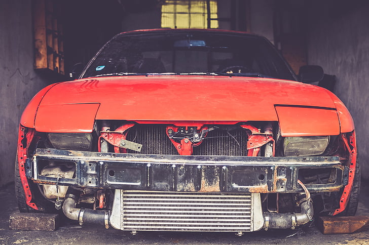 发情公马误将英女士爱车当成母马奔放求爱,车身受损保险公司理赔