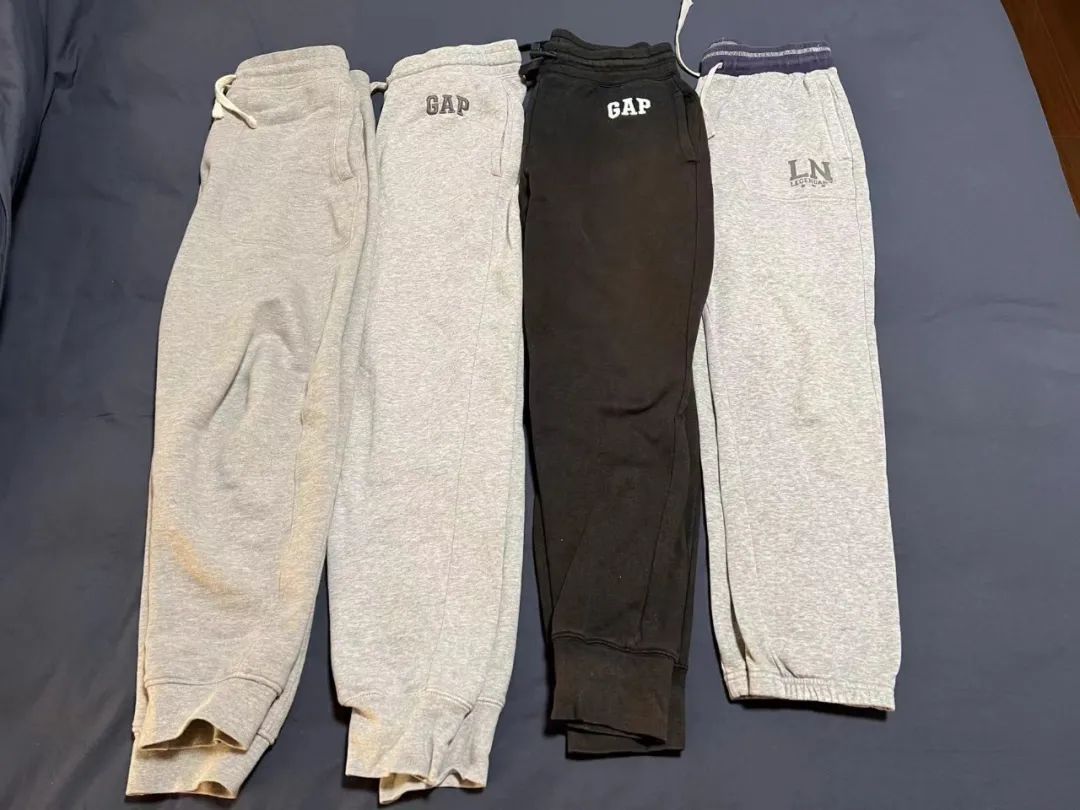 每个人的衣橱里都有一条灰色卫裤,每个人是不是都有一条灰色卫裤