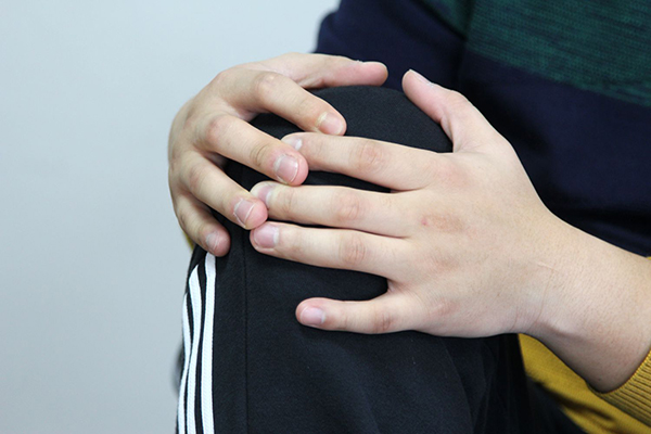 50岁女性膝盖咔咔响是怎么回事,脚膝盖关节咔咔响什么原因引起的