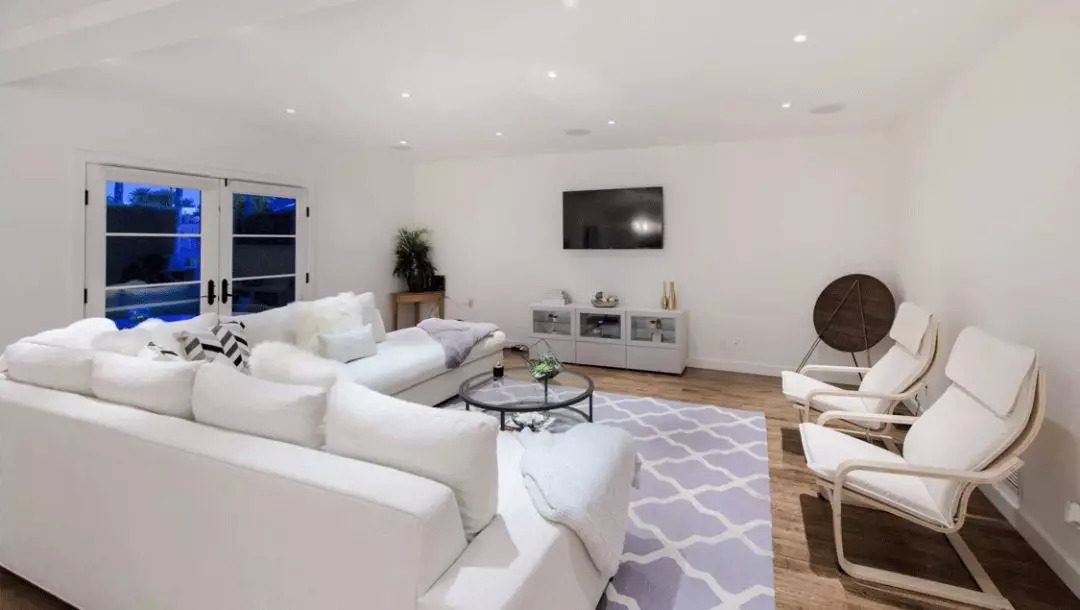 rihanna只靠副业微商赚6个亿,rihanna副业赚多少钱