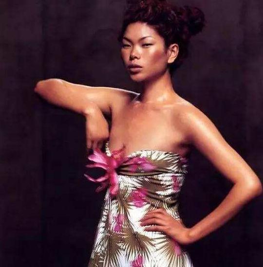 这个敢在客厅挂“*爱性**关系”画的妈妈,太飒了