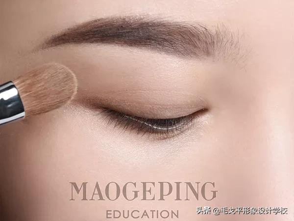 红色眼妆怎么画显大又干净,红色眼妆不画眼线