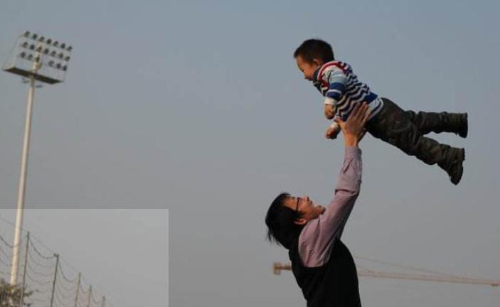 宝宝总是喜欢玩“举高高”，父母别惯着，背后有三大危害不容小觑